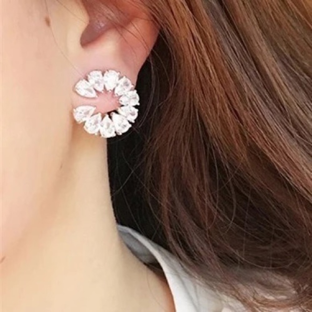 New Women’s Many Water Drops Diamond Stud Earrings - Picture 2 of 6